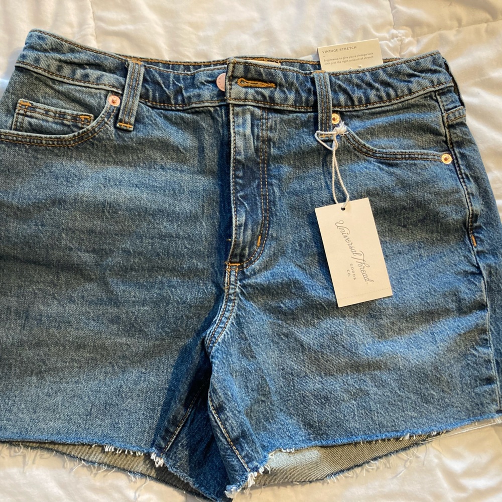 Medium wash MidiRise universal thread NWT denim shorts